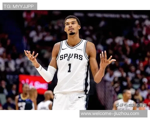 马刺克绿军小白鼓励球队奋勇前行展现拼搏精神与团结力量